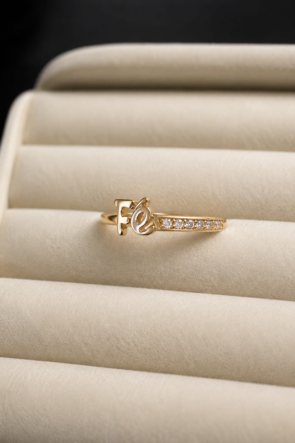 Anillo “Fe” en Oro 18K Nacional – Diseño Elegante con Brillos